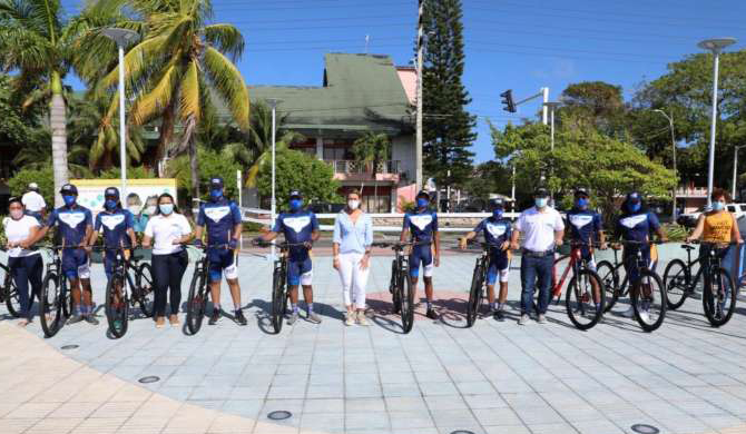 BICICLETAS.FRENTE.GOBERNACION.jpg